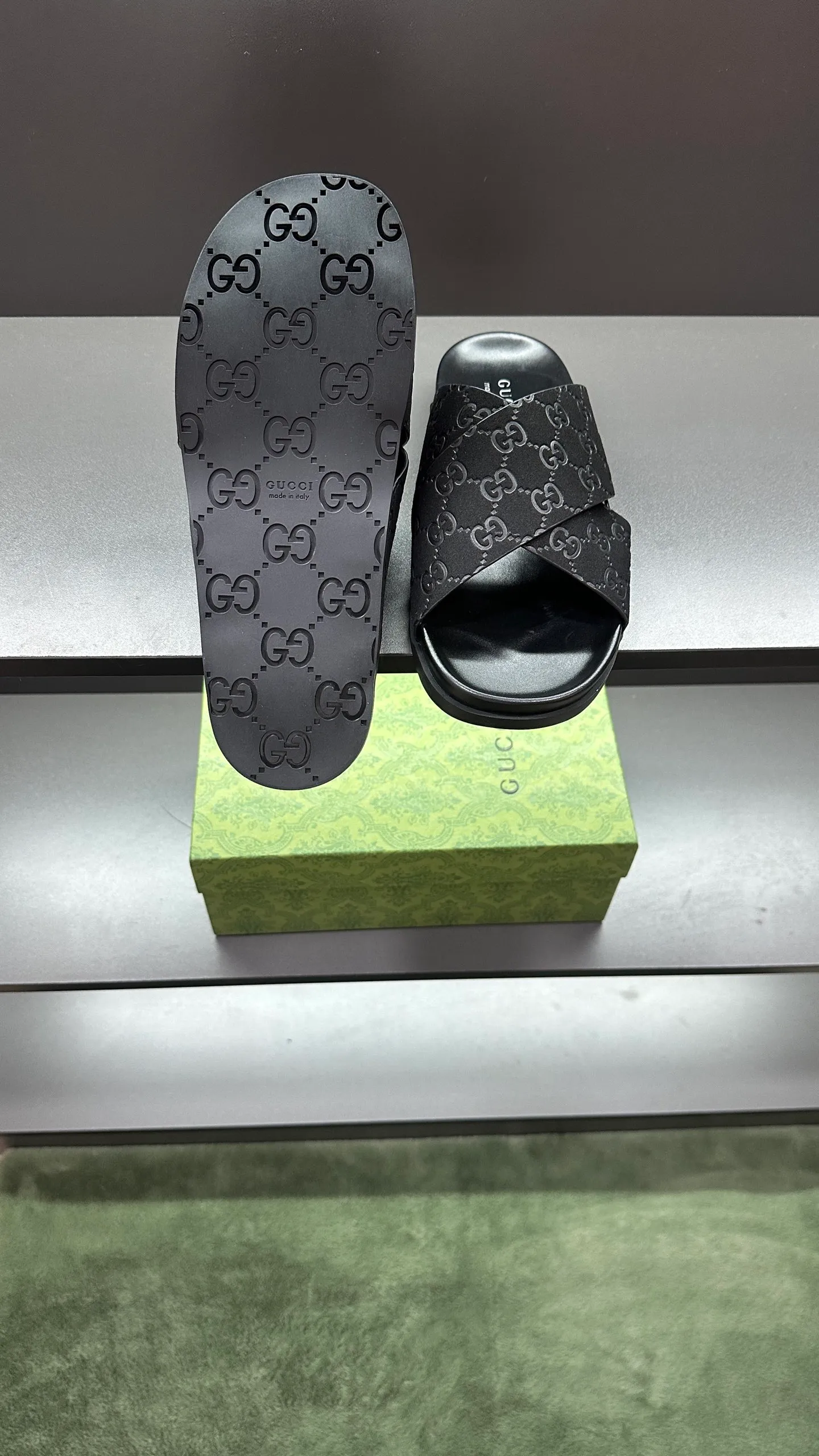 [G Home New Style] P: 300💰Men's size 39~45, (46. Customized) This slipper is made of GG polyester fiber and is decorated with a Gucci label on the front, which adds a striking logo feel to the style. "Gucci Made in Italy" stamped label Rubber sole Flat Made in Italy